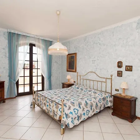 Flumini Sleeps 10 Air Con Wifi Villa
